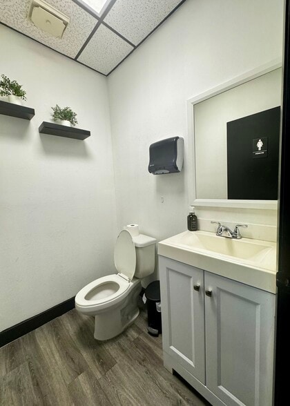 More Photos Of 120 W Carroll St, Kissimmee Warehouse For Sale