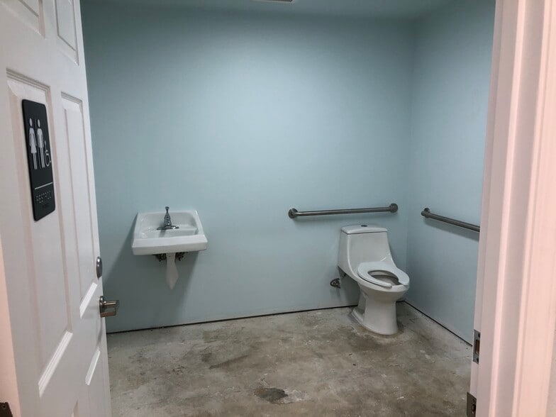 More Photos Of 2109 Roberts Rd, Medford Flex For Lease