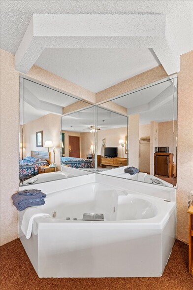 More Photos Of 3043 E Van Buren, Eureka Springs Hotel For Sale