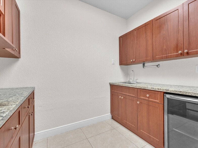 More Photos Of 2470 NW 102nd Pl, Doral Storefront Retail Office For Sale