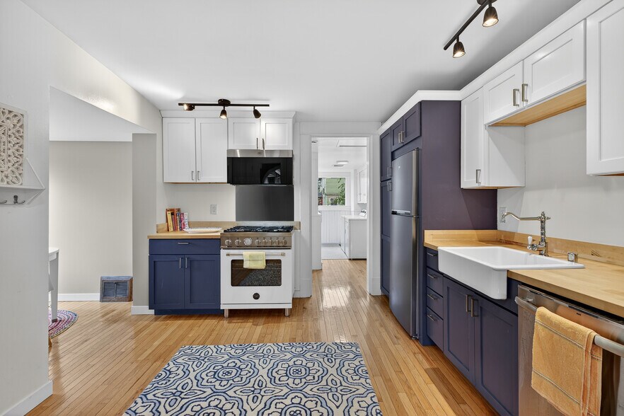 More Photos Of 1310 Ellsworth St, Bellingham Multifamily For Sale