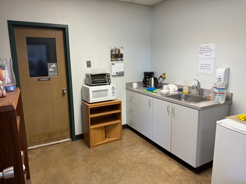 More Photos Of 2635 W 7th Pl, Eugene Warehouse For Lease