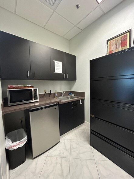 More Photos Of 13538 Village Park Dr, Orlando Office Residential For Lease