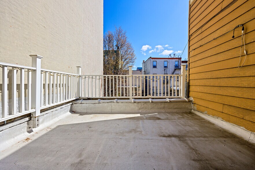 More Photos Of 678 Manhattan Ave, Brooklyn Storefront Retail Residential For Lease