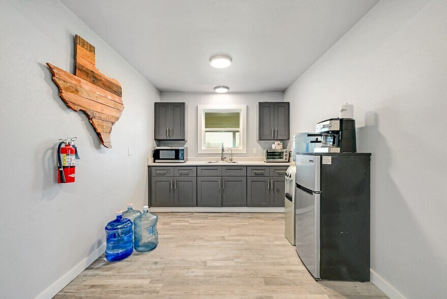 More Photos Of 4909 Bell Springs Rd, Dripping Springs Light Manufacturing For Sale