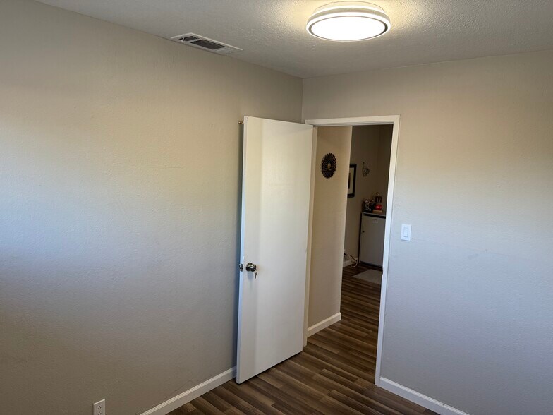 More Photos Of 425 E Center St, Manteca Office Residential For Lease