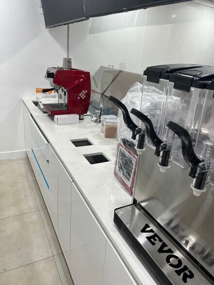 More Photos Of 2210-2220 NE 123rd St, Miami Restaurant For Lease