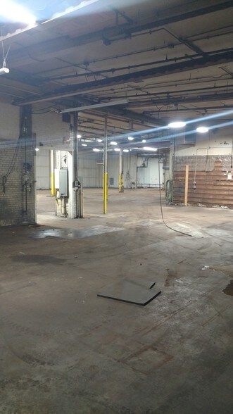 More Photos Of 2715 N 15th St, Sheboygan Showroom For Sale