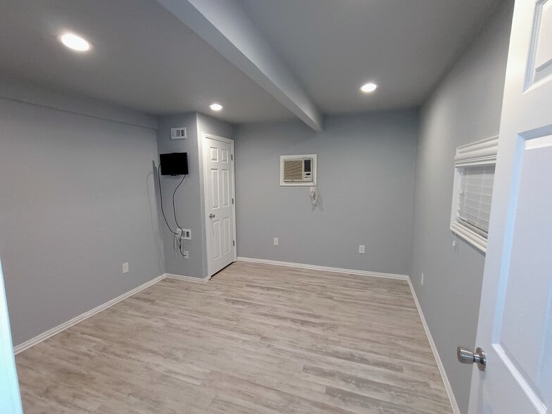 More Photos Of 312 S Hampton Rd, Crowley Service For Sale