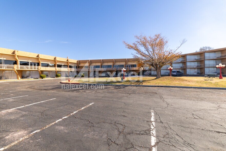 More Photos Of 287 N Lake Powell Blvd, Page Hotel For Sale