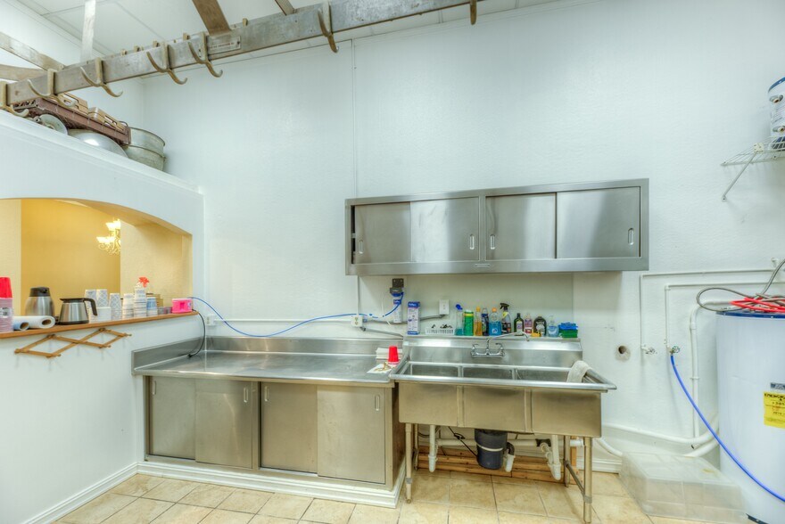 More Photos Of 1109 E Memphis St, Broken Arrow Religious Facility For Lease