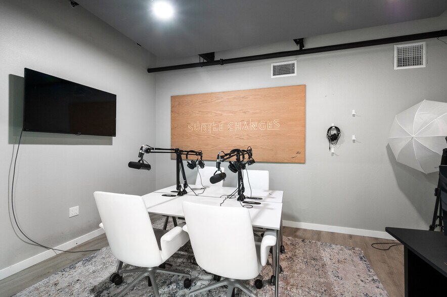 More Photos Of 800 E Dyer Rd, Santa Ana Showroom For Sale