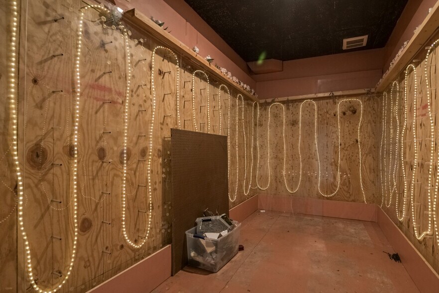 More Photos Of 167-169 Shaker Rd, East Longmeadow Veterinarian Kennel For Lease