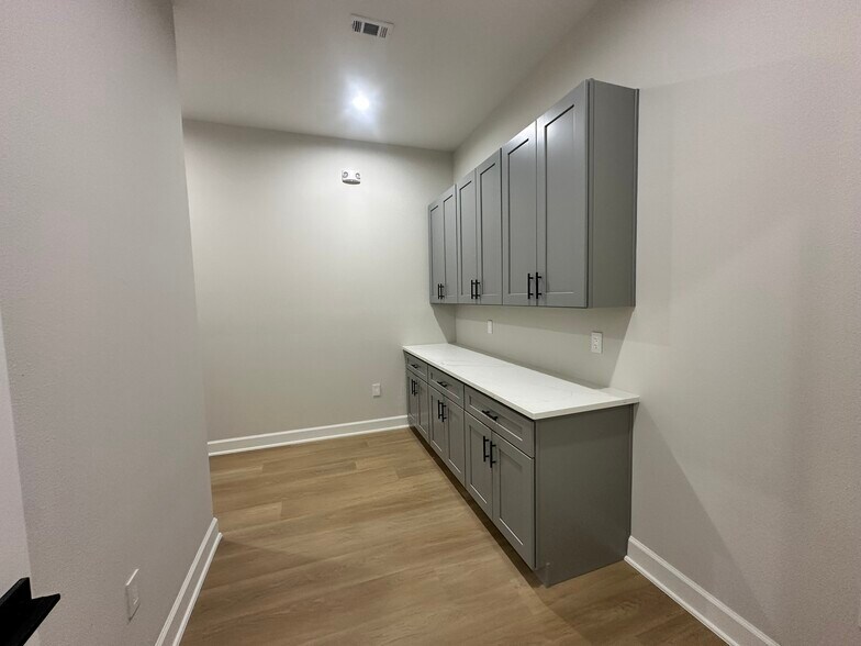 More Photos Of 1325 Main St, Katy Medical For Lease