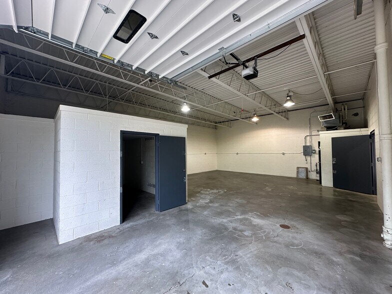 More Photos Of 536 N Beech St, Lansing Self Storage For Sale