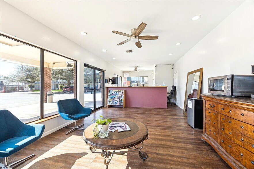 More Photos Of 2208 Highway 71 S, Columbus Hotel For Sale