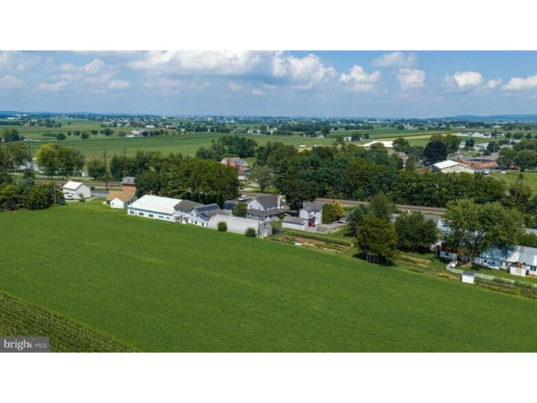 More Photos Of 240 Railroad Ave, Bird In Hand Flex For Sale