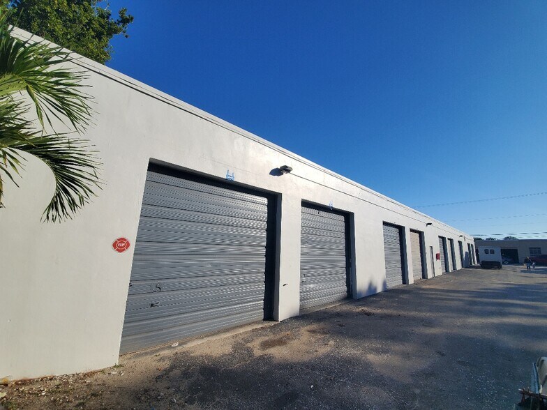 More Photos Of 3161-3181 NE 5th Ave, Oakland Park Self Storage For Lease