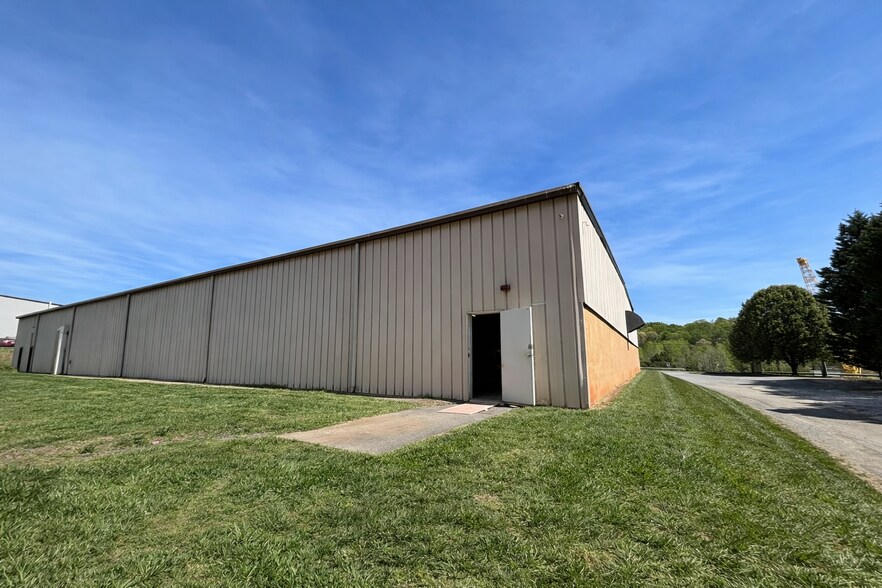 More Photos Of 340 Forum Pky, Rural Hall Manufacturing For Lease