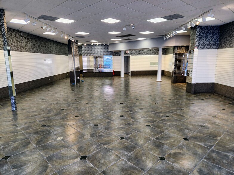 More Photos Of 955 W Diversey Pky, Chicago Storefront For Lease