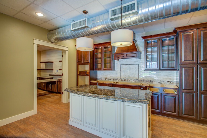 More Photos Of 108 Kelly Rd, Niceville Showroom For Lease