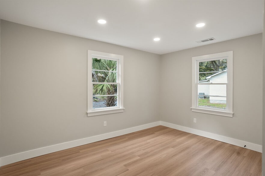 More Photos Of 27 Miller Dr W, Beaufort Office Residential For Sale