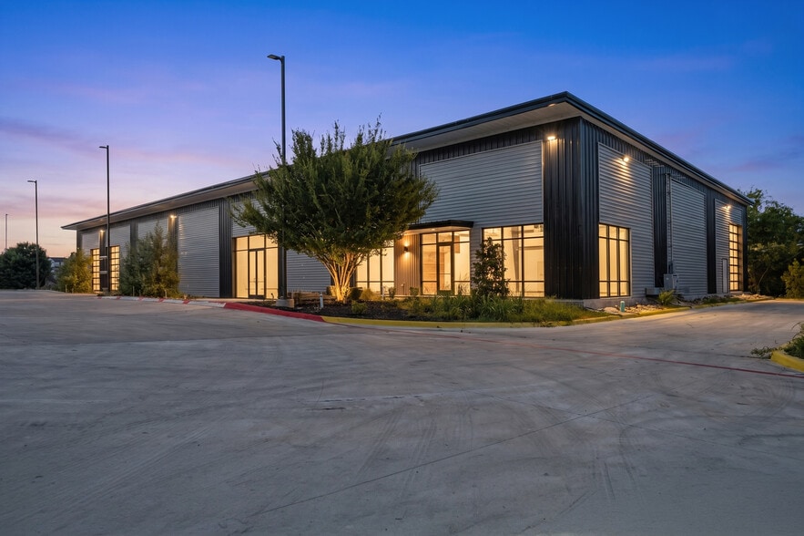 More Photos Of 300 Co Rd 199, Hutto Flex For Lease