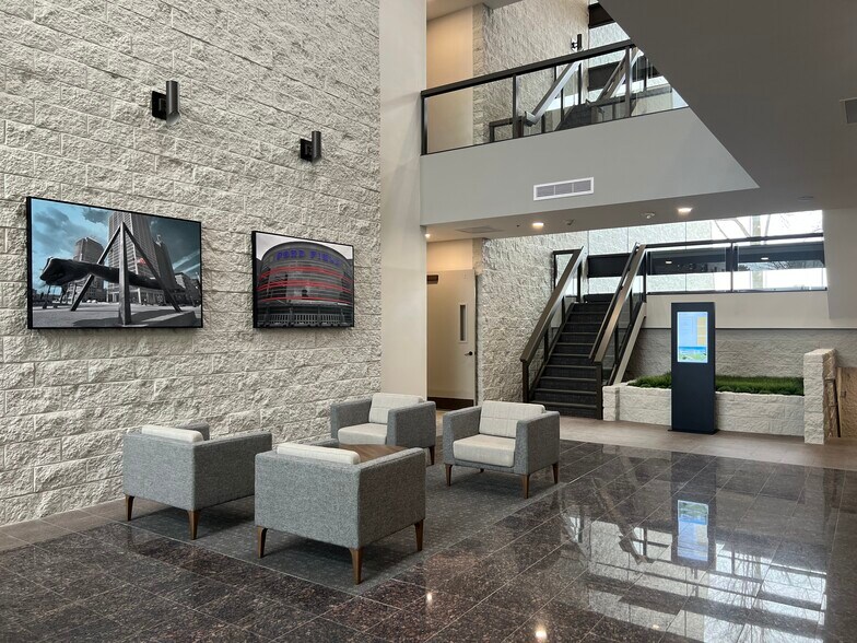 More Photos Of 5600 New King Dr, Troy Medical For Lease