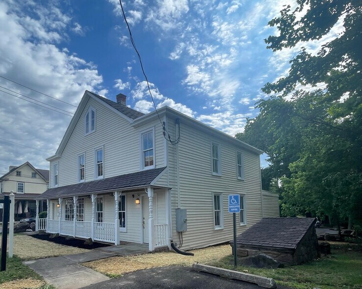 More Photos Of 159 N Sycamore St, Newtown Office For Lease