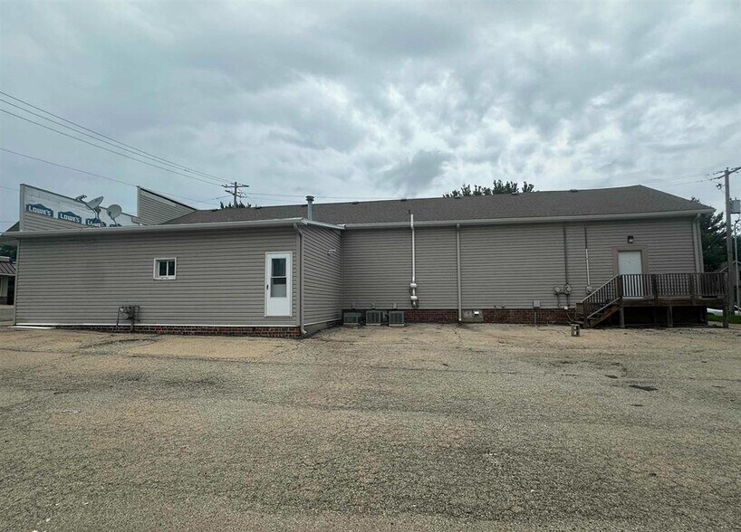 More Photos Of 101 S Rose St, Elmwood Office For Sale