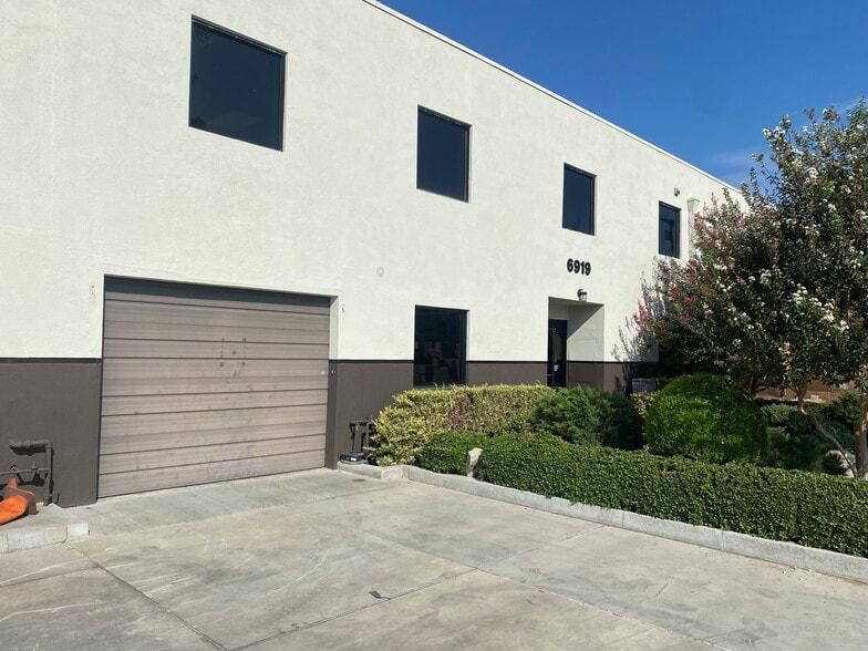More Photos Of 6917-6921 Valjean Ave, Van Nuys Showroom For Lease