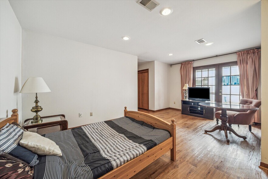 More Photos Of 4718 Ingersoll St, Houston Medical For Sale