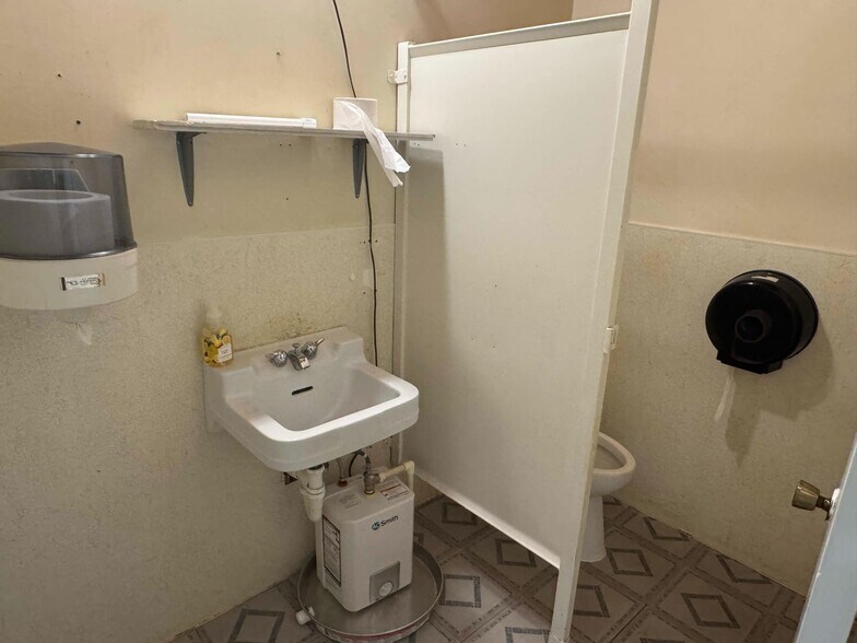 More Photos Of 1810 E Broadway Ave, Enid Flex For Lease