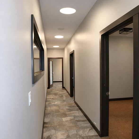 More Photos Of 935 Boyson Ct, Hiawatha Flex For Lease