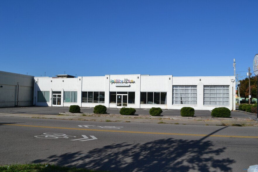 More Photos Of 2115 Granby St, Norfolk Showroom For Lease