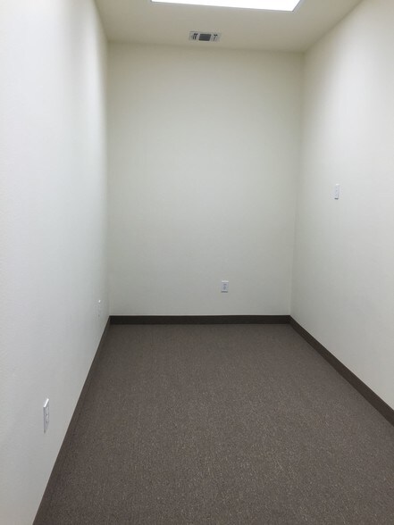 More Photos Of 2418 Marsh Ln, Carrollton Medical For Lease