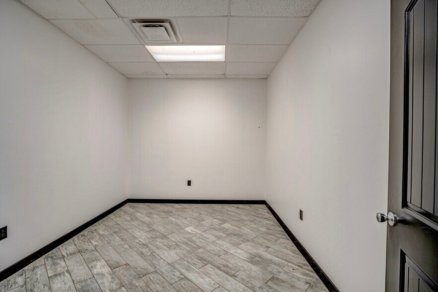 More Photos Of 1831 Industrial Blvd, Norman Service For Sale