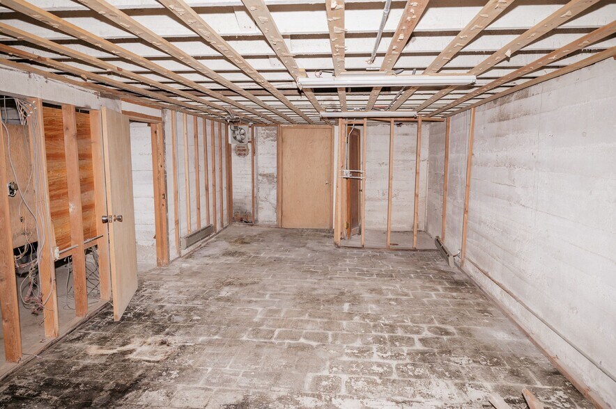 More Photos Of 435 Main St E, Trimont Flex For Sale