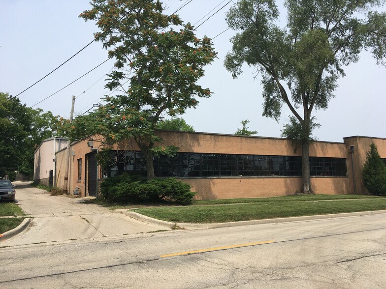 More Photos Of 325 N 4th St, Libertyville Industrial For Sale