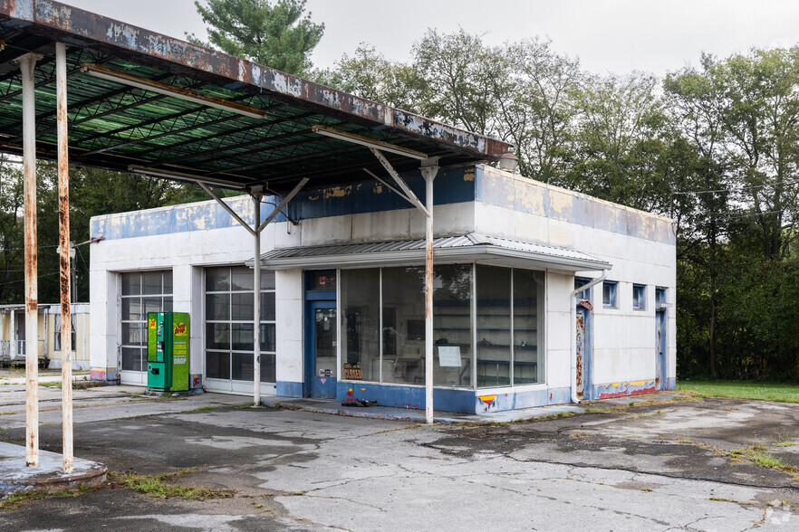 Primary Photo Of 704 N Main St, Mount Pleasant Service Station For Lease