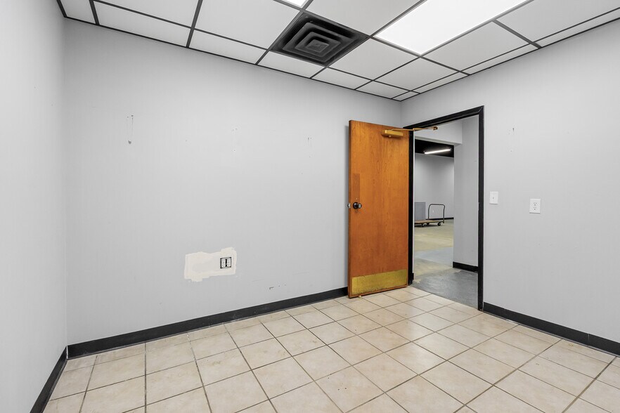 More Photos Of 3537 W Two Mile House Rd, Columbus General Retail For Lease