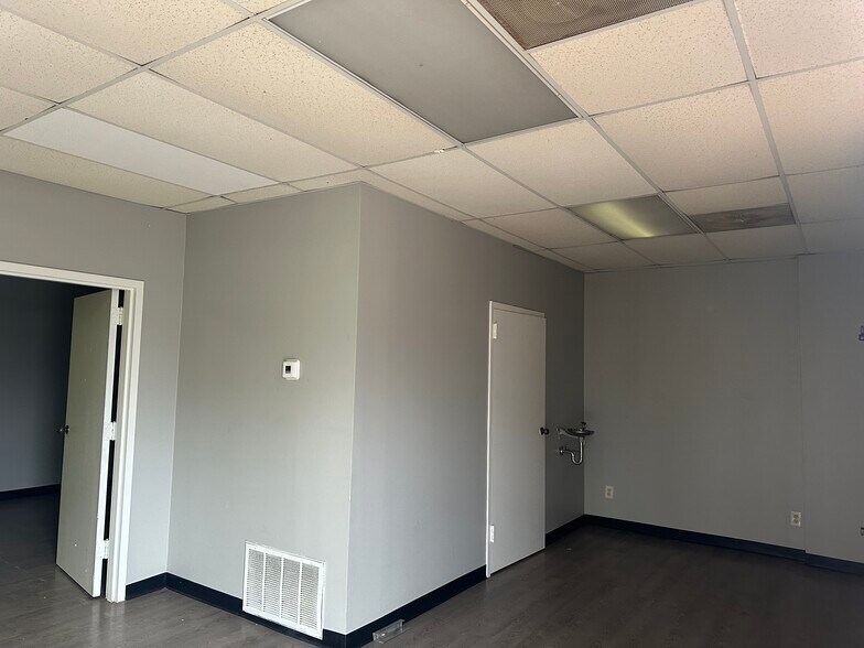 More Photos Of 3615 S Goodlett St, Memphis Light Distribution For Lease