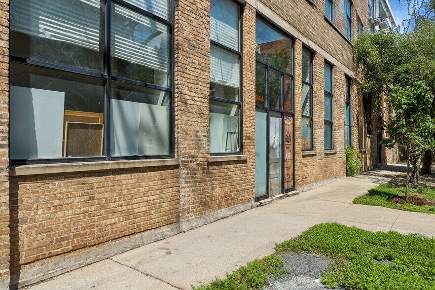 More Photos Of 942-944 W Huron St, Chicago General Retail For Sale