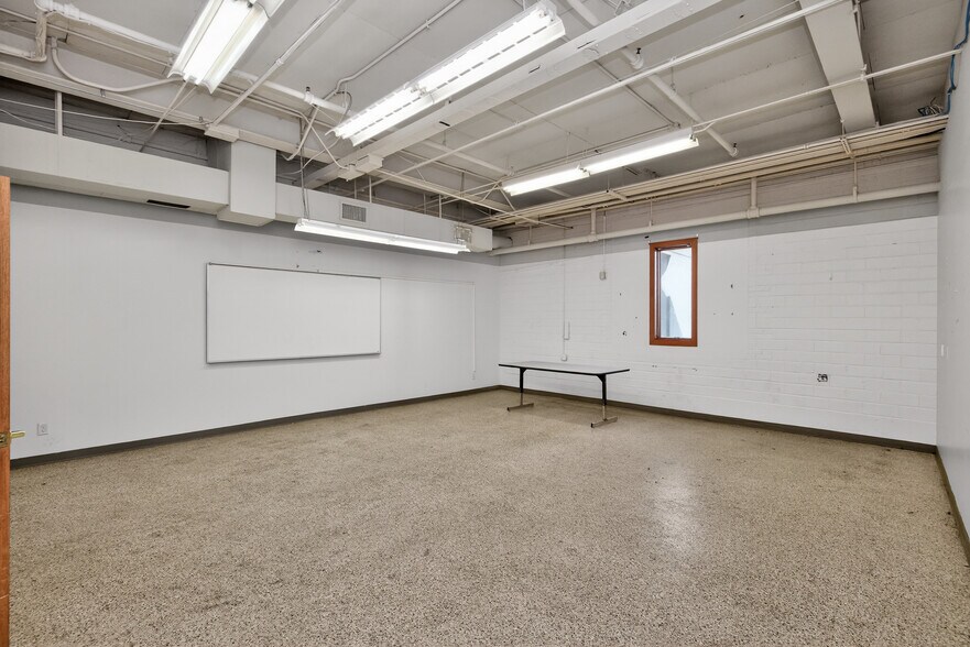 More Photos Of 1017 E 7th St N, Newton Office For Sale