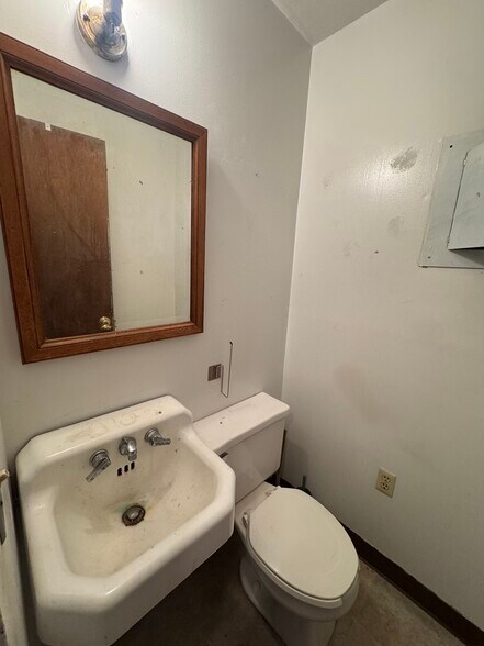 More Photos Of 523 Boston Post Rd, Old Saybrook Freestanding For Sale