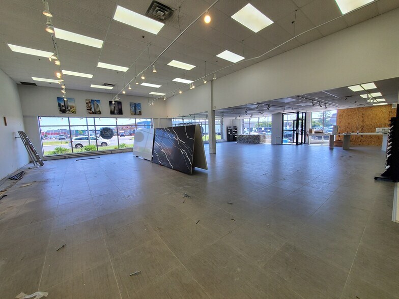 More Photos Of 920-960 Rue Bégin, Montréal Showroom For Lease