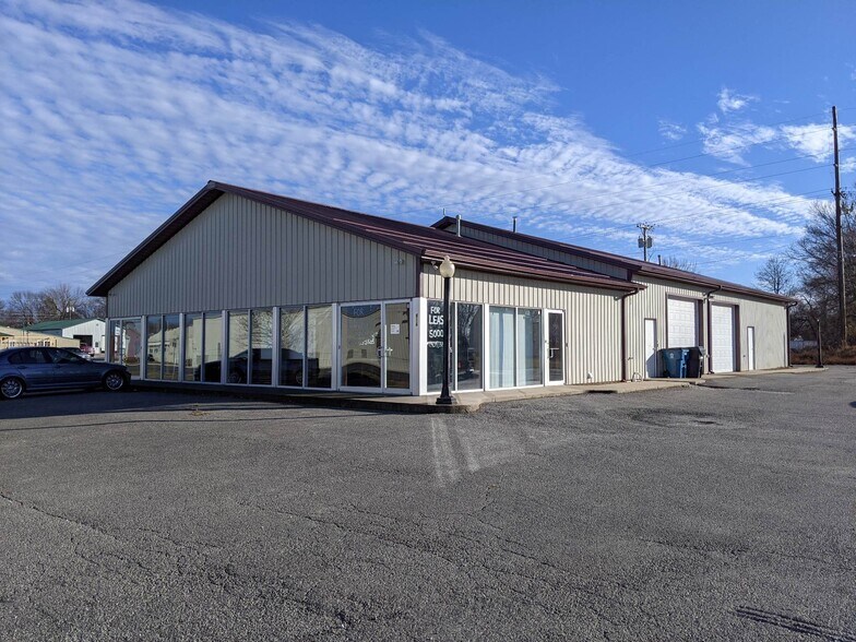 More Photos Of 816 W Fairview Ave, Carthage Showroom For Lease