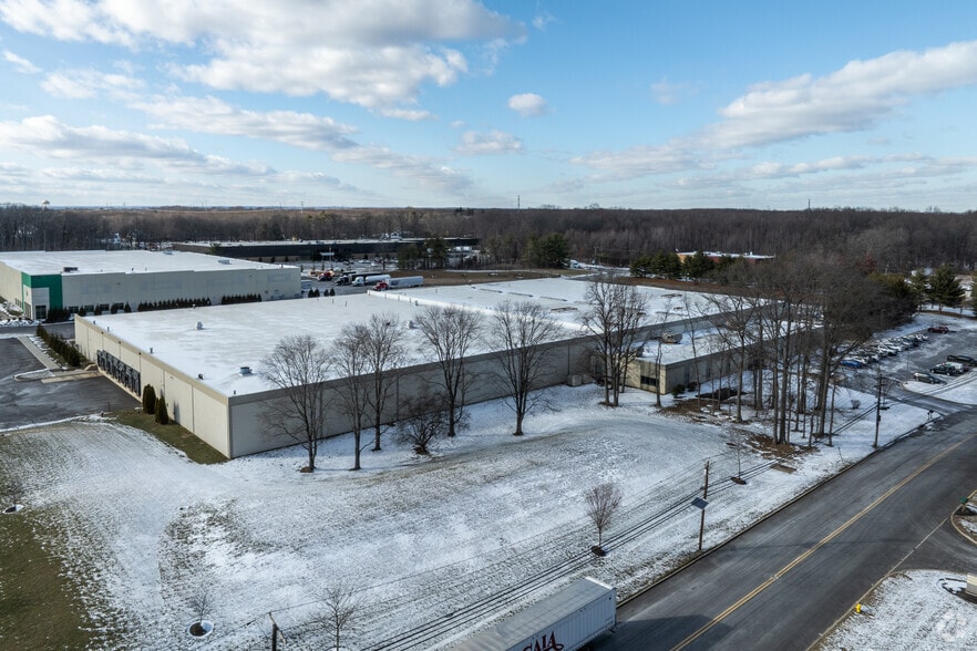 Primary Photo Of 200 Connecticut Dr, Burlington Warehouse For Lease
