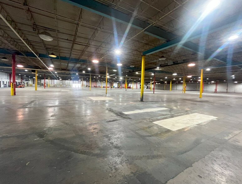 More Photos Of 8440 Tewantin Dr, Houston Manufacturing For Sale