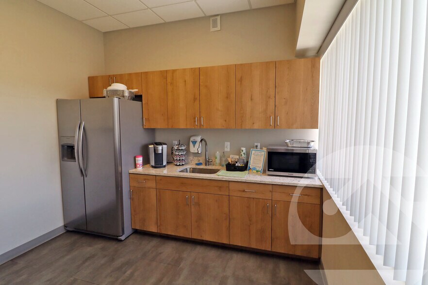 More Photos Of 51223 Quadrate Dr, Macomb Township Warehouse For Lease